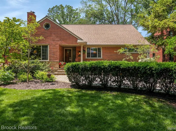 25845 Salem Rd, Huntington Woods, MI 48070