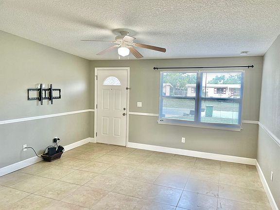 3rd image of 836 Logan Dr