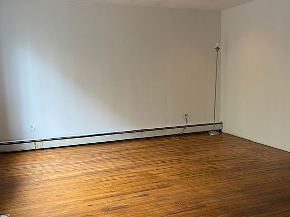 3rd image of 530 W 47th St #B1