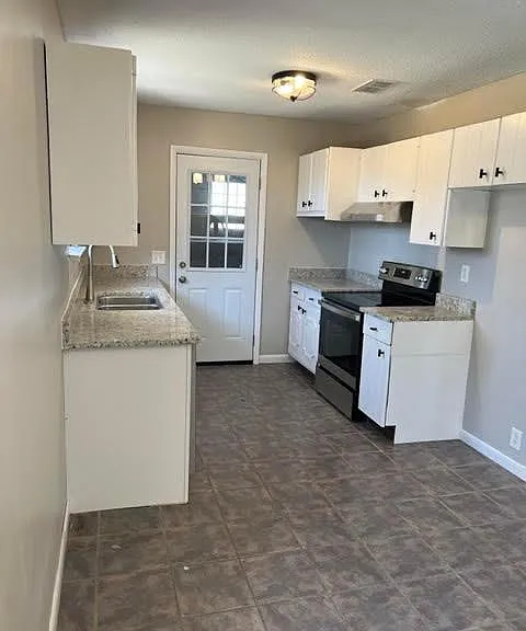 8221 Oxford Dr — Photo 16