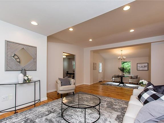 5th image of 181 Winsor Ave