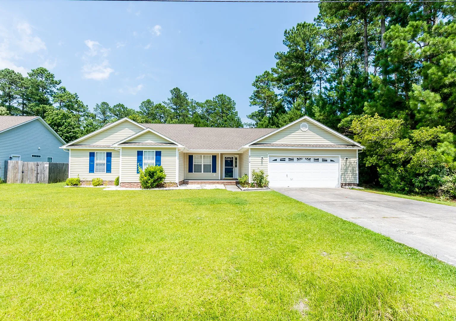 Great home in Hubert — Photo 1