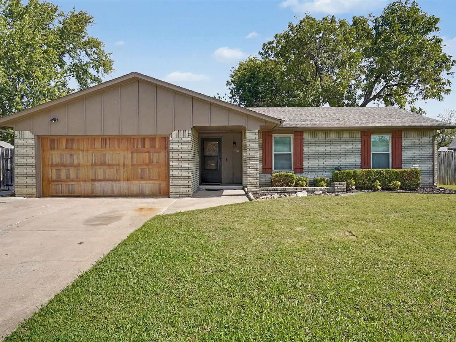 3 bed, 1.5 bath, 1072 sqft, $1,625 — Photo 2