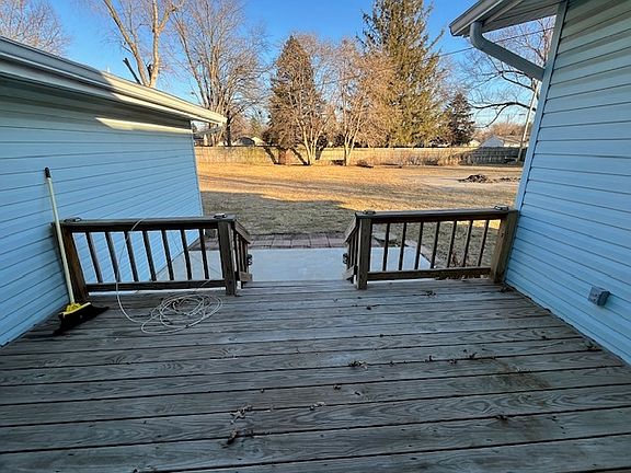 3rd image of 1105 Sunset Dr N
