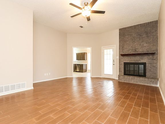 3rd image of 516 Oak Hollow Ct