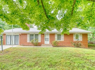 13 Dixon Ct, Candler, NC 28715