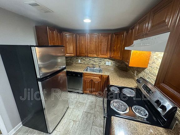 4th image of 1370 Clermont Ave
