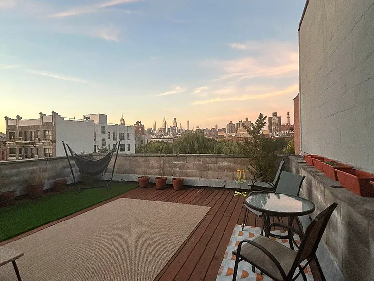 322 E 4th St #5 — Photo 8