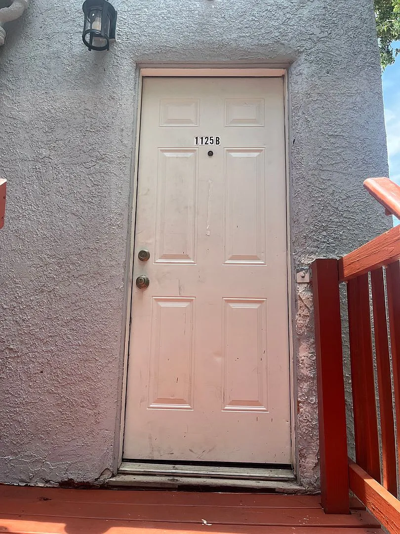 1125 S Ridgewood Ave — Photo 2