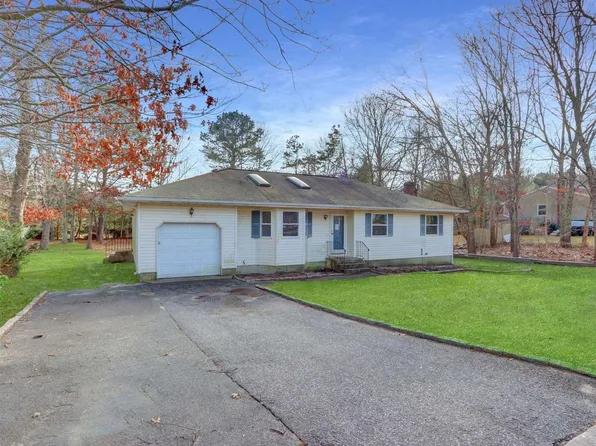 20 Georgann Road, Manorville, NY 11949