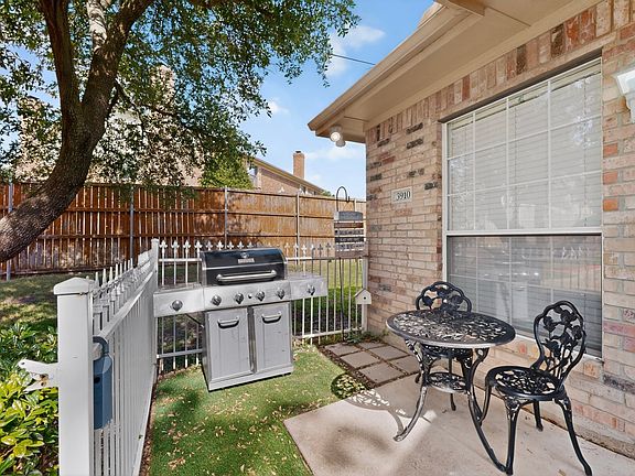 4th image of 3910 Brandon Park Dr