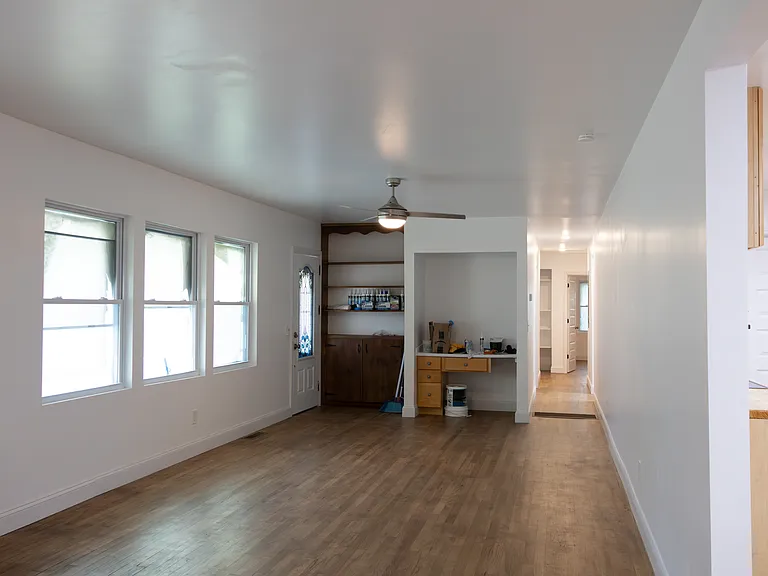 Other side of the Livingroom, view down the hallway