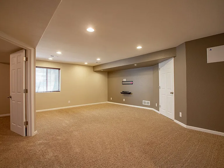 1076 Fairfield Ave — Photo 37