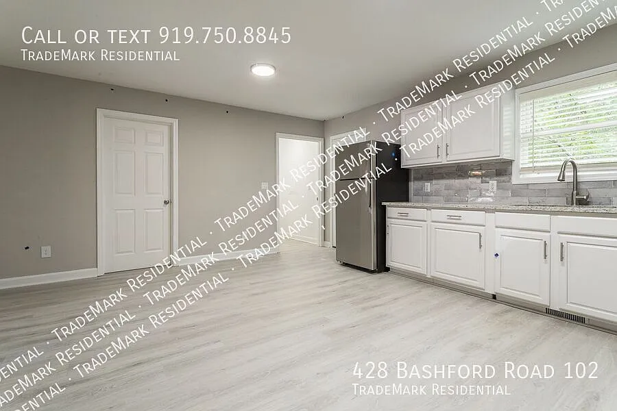 Modern, Renovated 4 bedroom Townhome — Photo 1