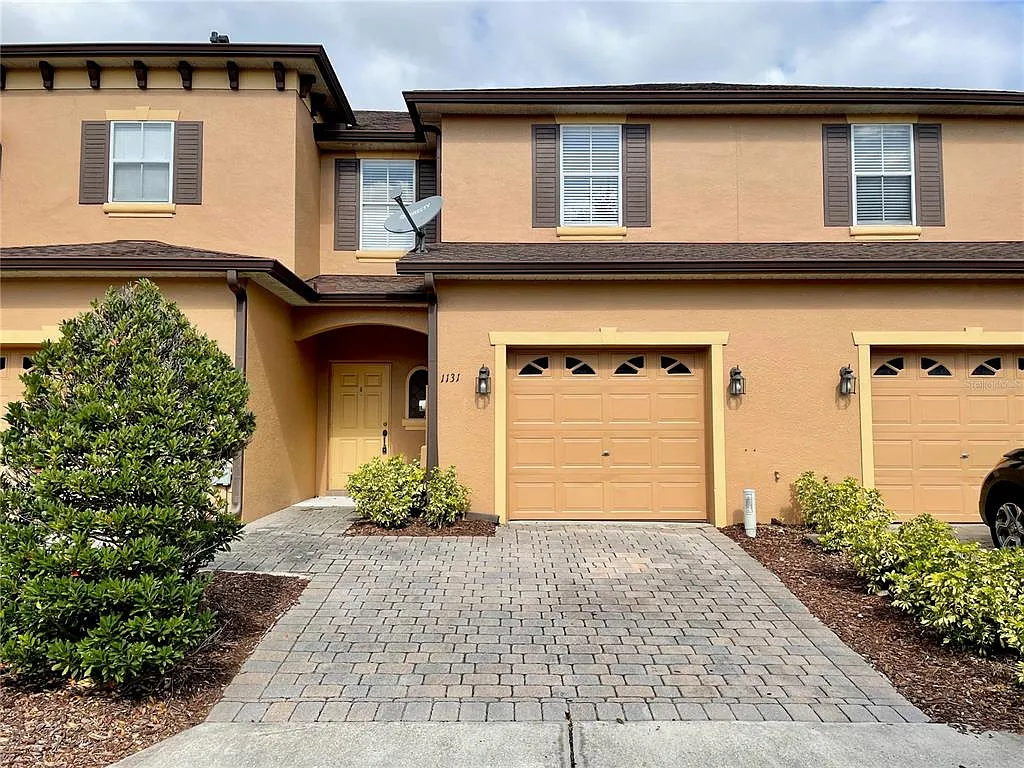 3 bed, 2.5 bath, 1203 sqft, $1,895 — Photo 2