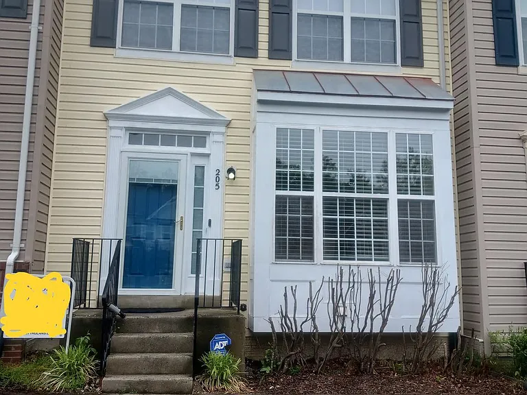 205 Hillside Ct — Photo 1