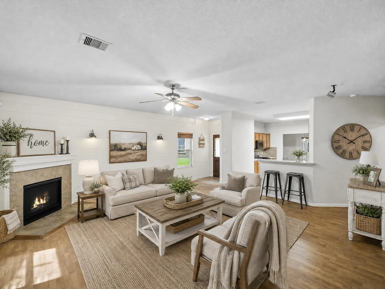 5 bed, 2.5 bath, 2695 sqft, $2,350 — Photo 2