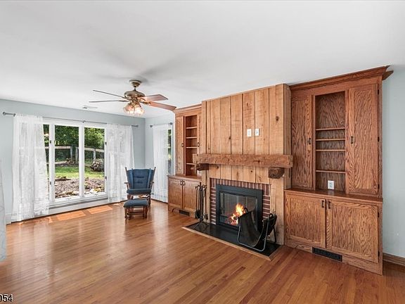 3rd image of 958 Cedar Dr