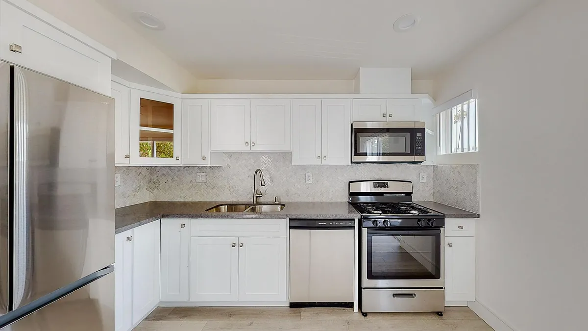 Building Photo - 953 1/2 N Mariposa Ave #1/2