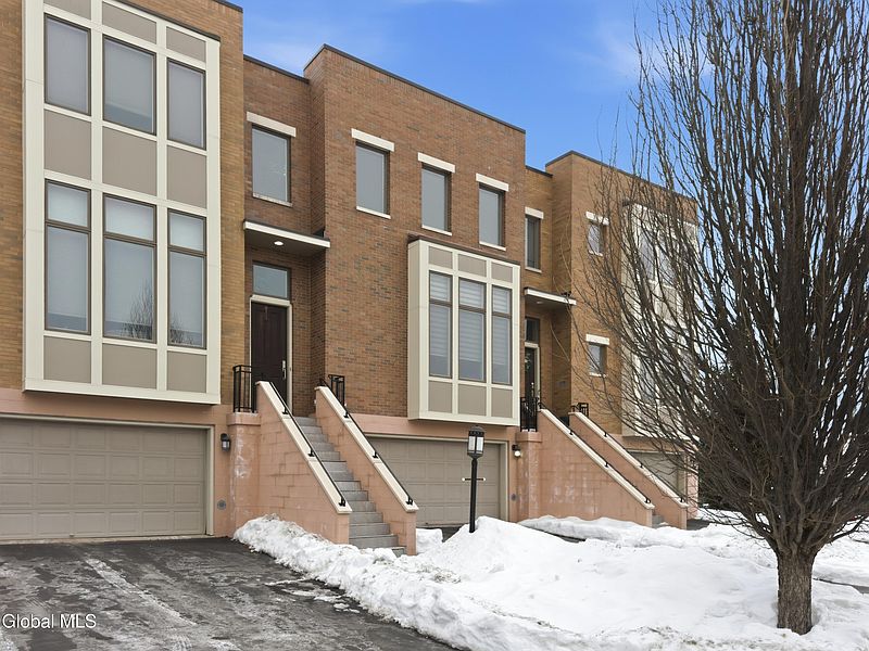 2nd image of 3 Bryn Mawr Court