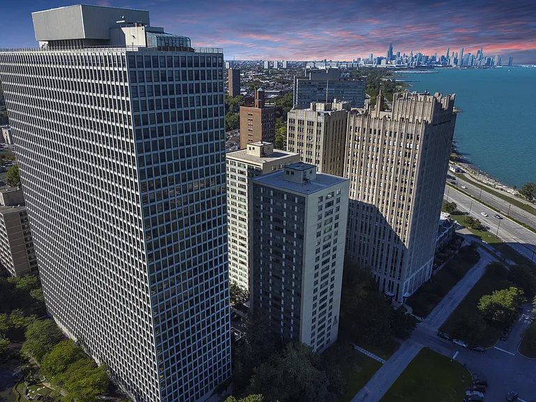 Twin Towers Apartments — Photo 35