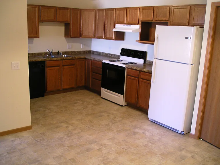 Commonwealth Village Apartments — Photo 4