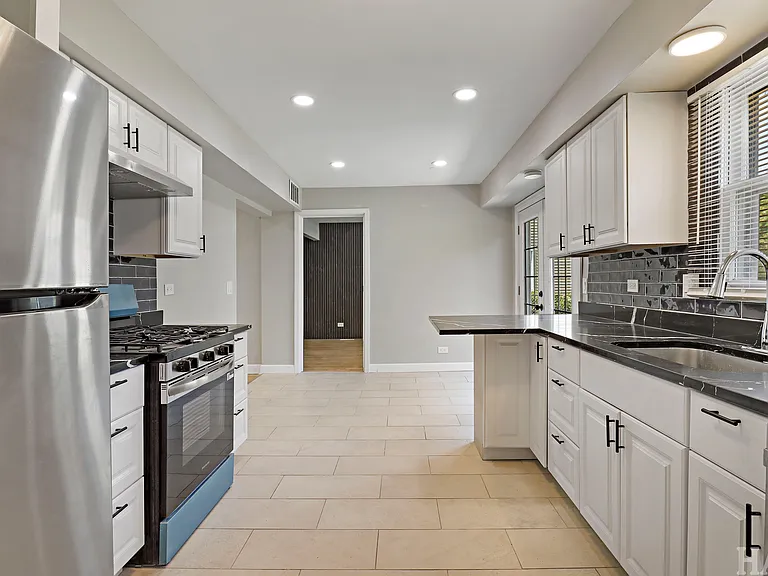 2208 Kensington Dr — Photo 27