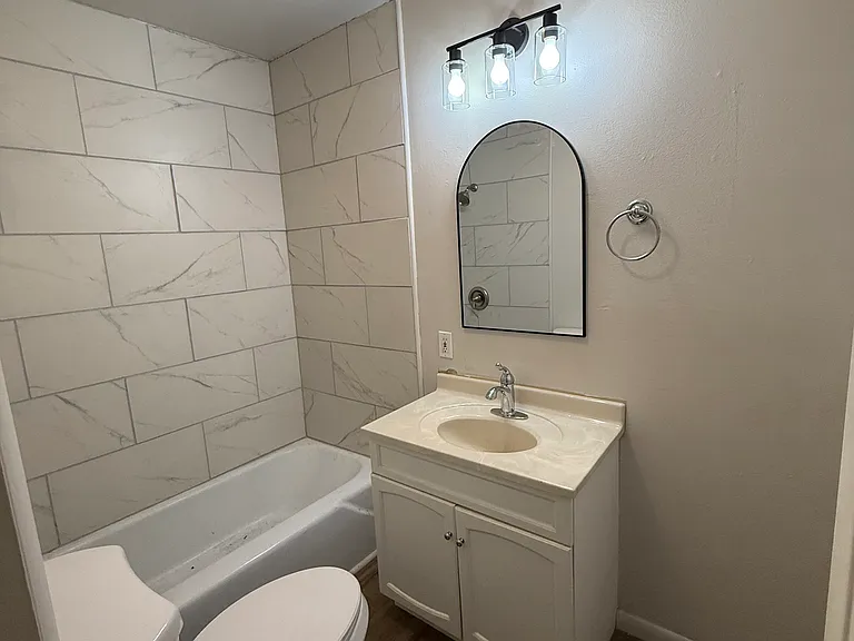 205 W 9th St #1 — Photo 2