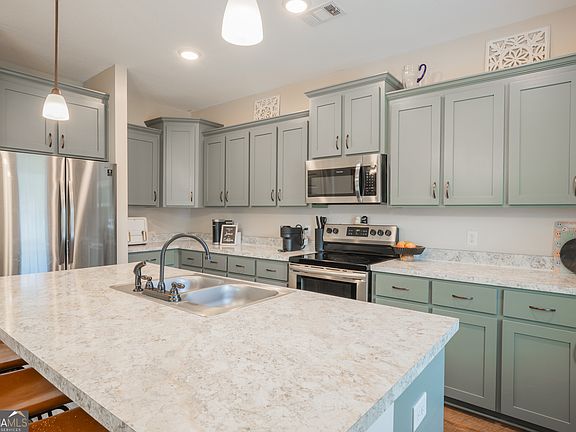 4th image of 405 Pivot Point