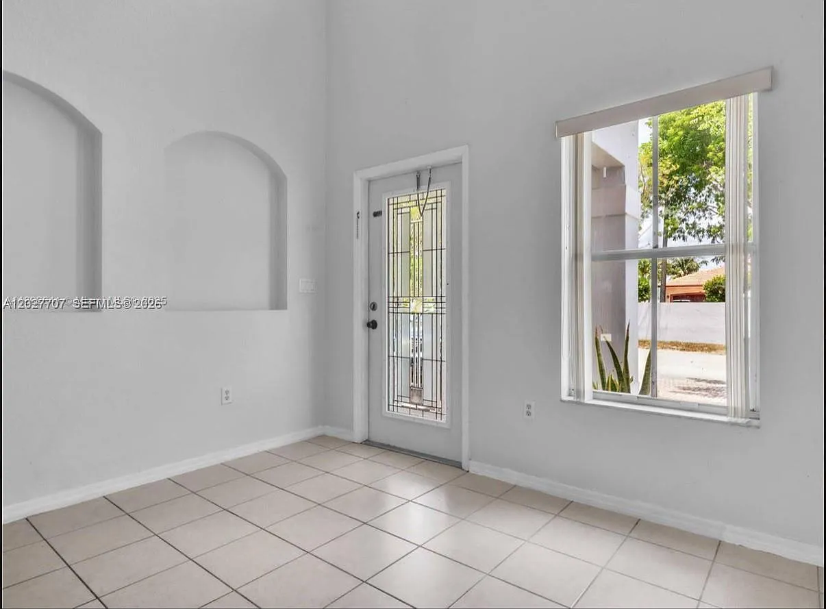 3 bed, 2.5 bath, 1753 sqft, $3,150 — Photo 2