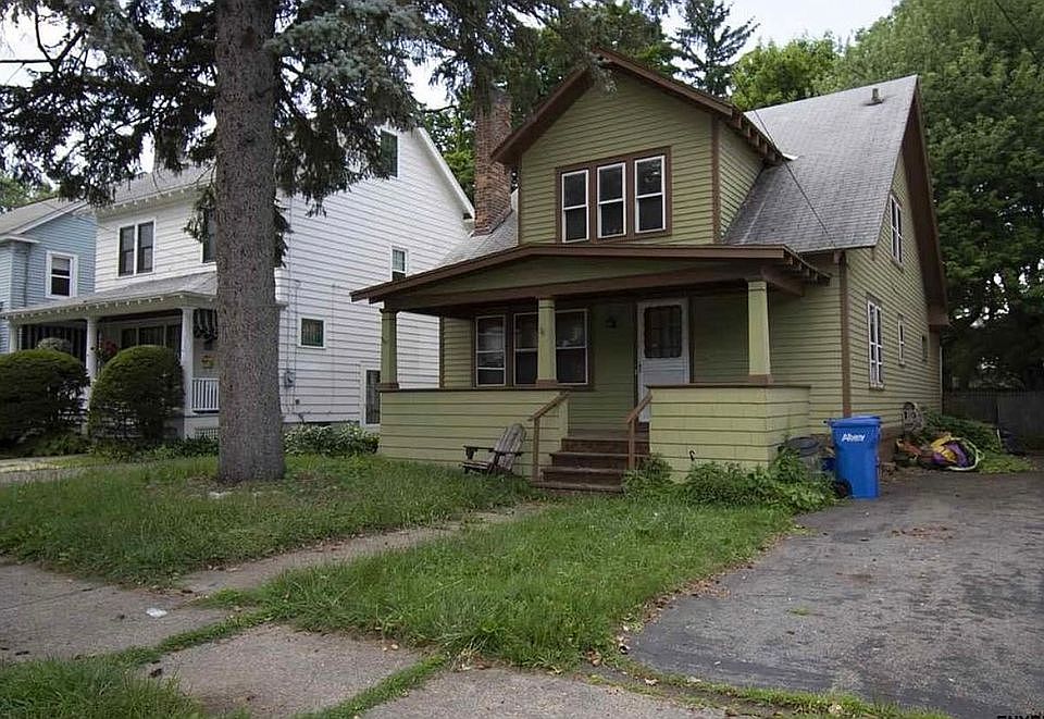 1st image of 17 Oakwood St