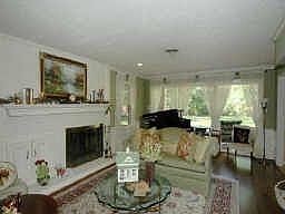 2nd image of 906 Quaker Bend Dr