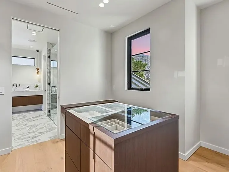 4900 Valjean Ave — Photo 28