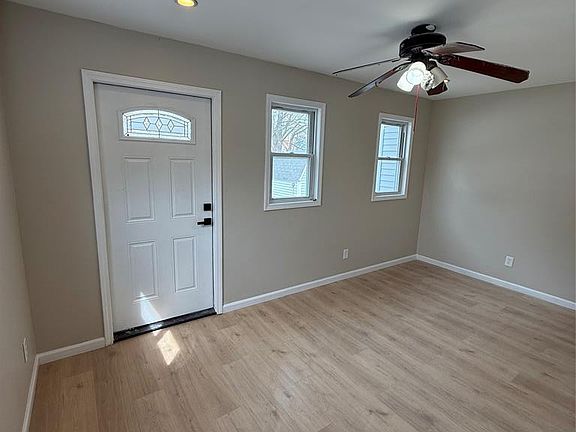 4th image of 478 Riverside Ter