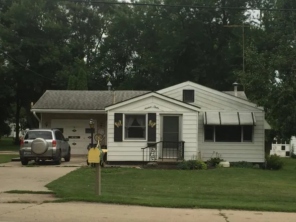 1912 W 4th St, Dixon, IL 61021