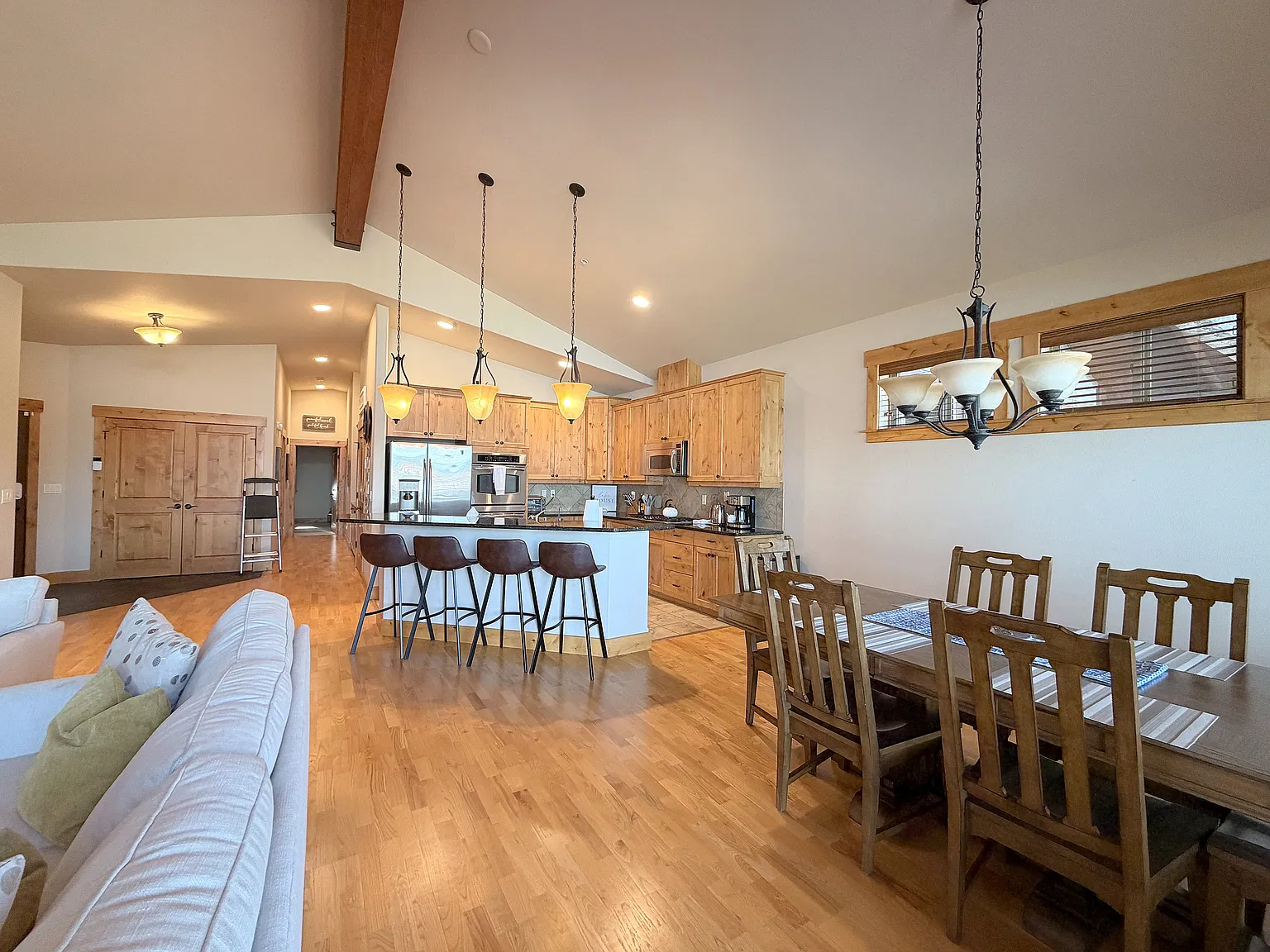 2 bed, 1500 sqft, $1,950 — Photo 1