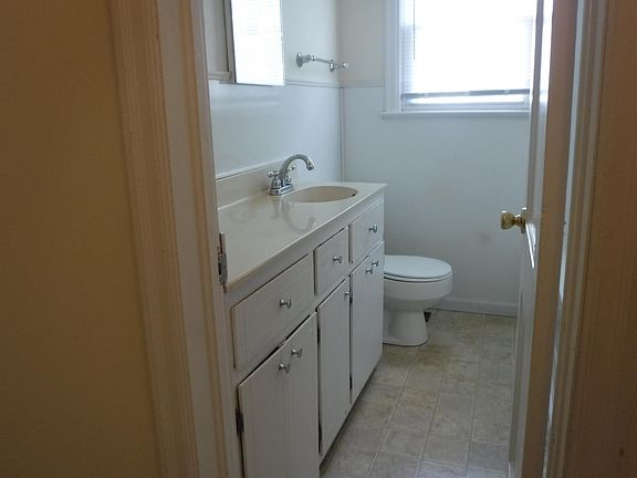 4th image of 420 Clovelly Ln