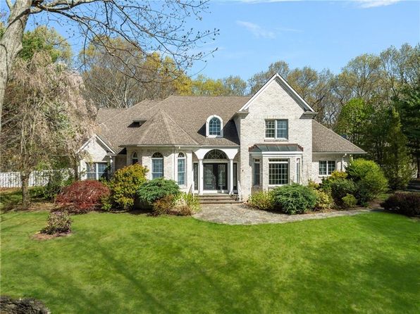 4 Christopher Dr, Lincoln, RI 02865
