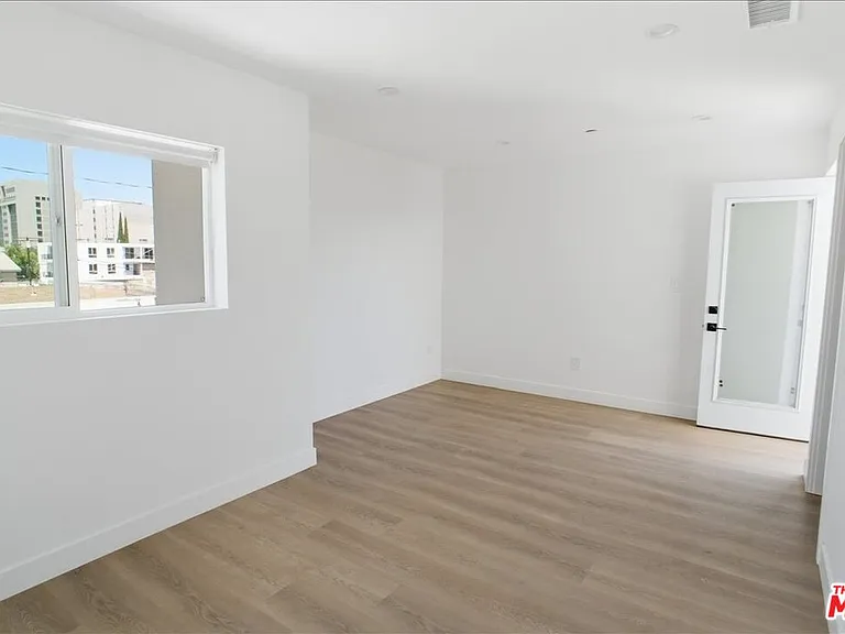 14167 Calvert St — Photo 16