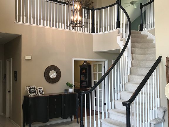Foyer w/ circular staircase