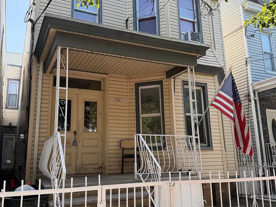 711A 27th St #1