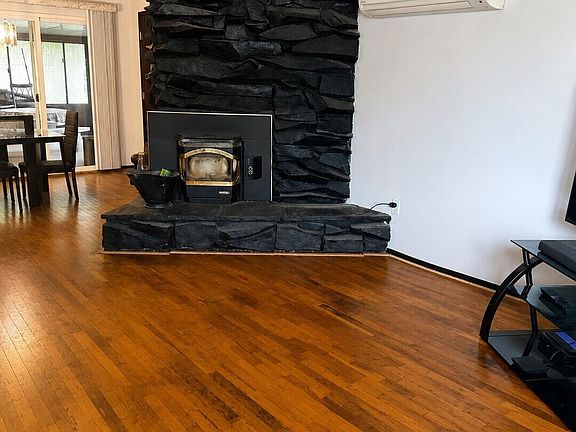 4th image of 925 139th Street E