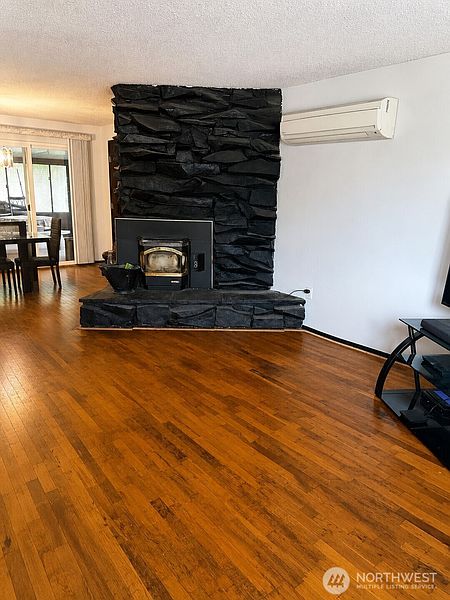 4th image of 925 139th Street E