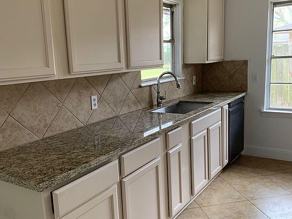 4th image of 717 Heron Ln
