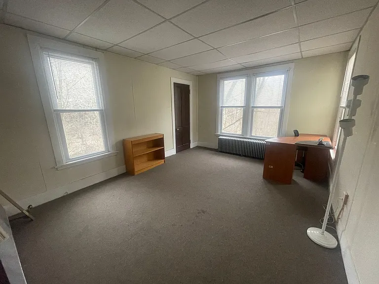215 Giles St — Photo 7