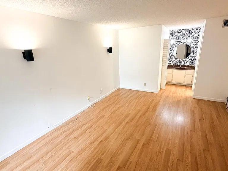 6475 W Oakland Park Blvd — Photo 8