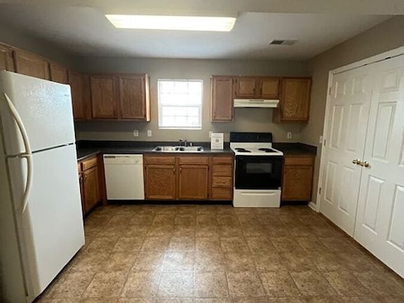 5th image of 921 Altamont Ct APT A