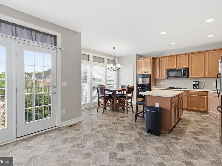8439 Kirby Lionsdale Dr — Photo 2