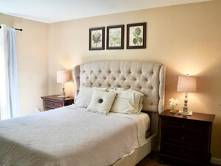 Master Bedroom with Queen Bed, Nightstands and Dresser