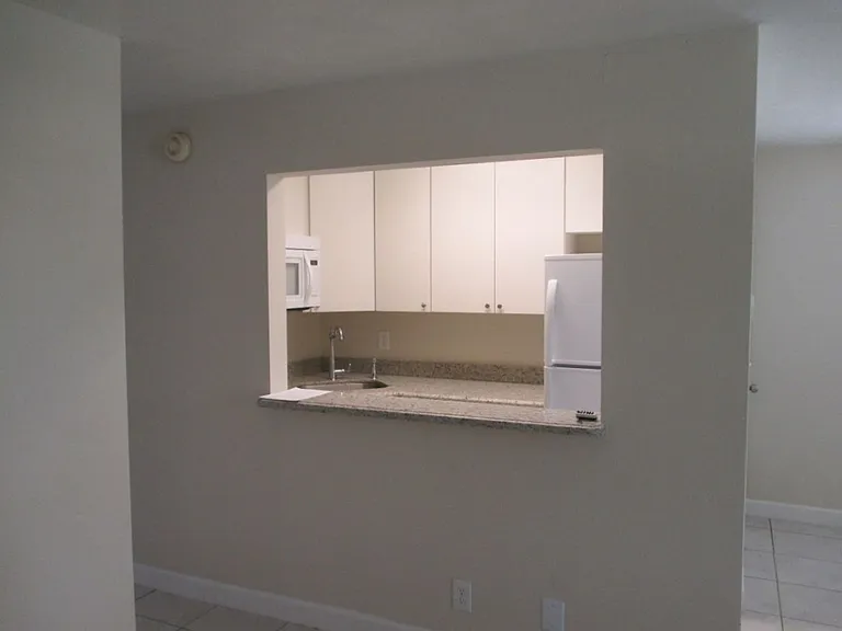 Royal Palm Apartments of Hollywood — Photo 13